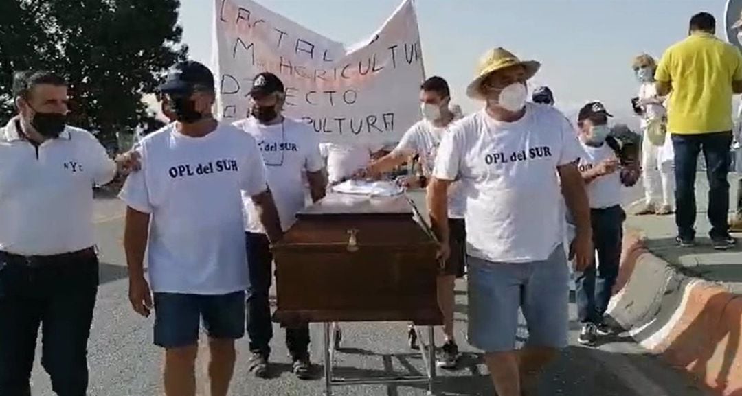 Protesta de ganaderos del sector lechero en Granada