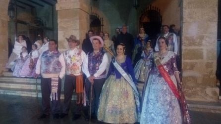 Saoro Malonda, presidente de Darrere del Castell (primero por la izquierda), Alex Morla, presidente de Les Roques (en el centro) y su Fallera Mayor, Gemma Juan, al lado.