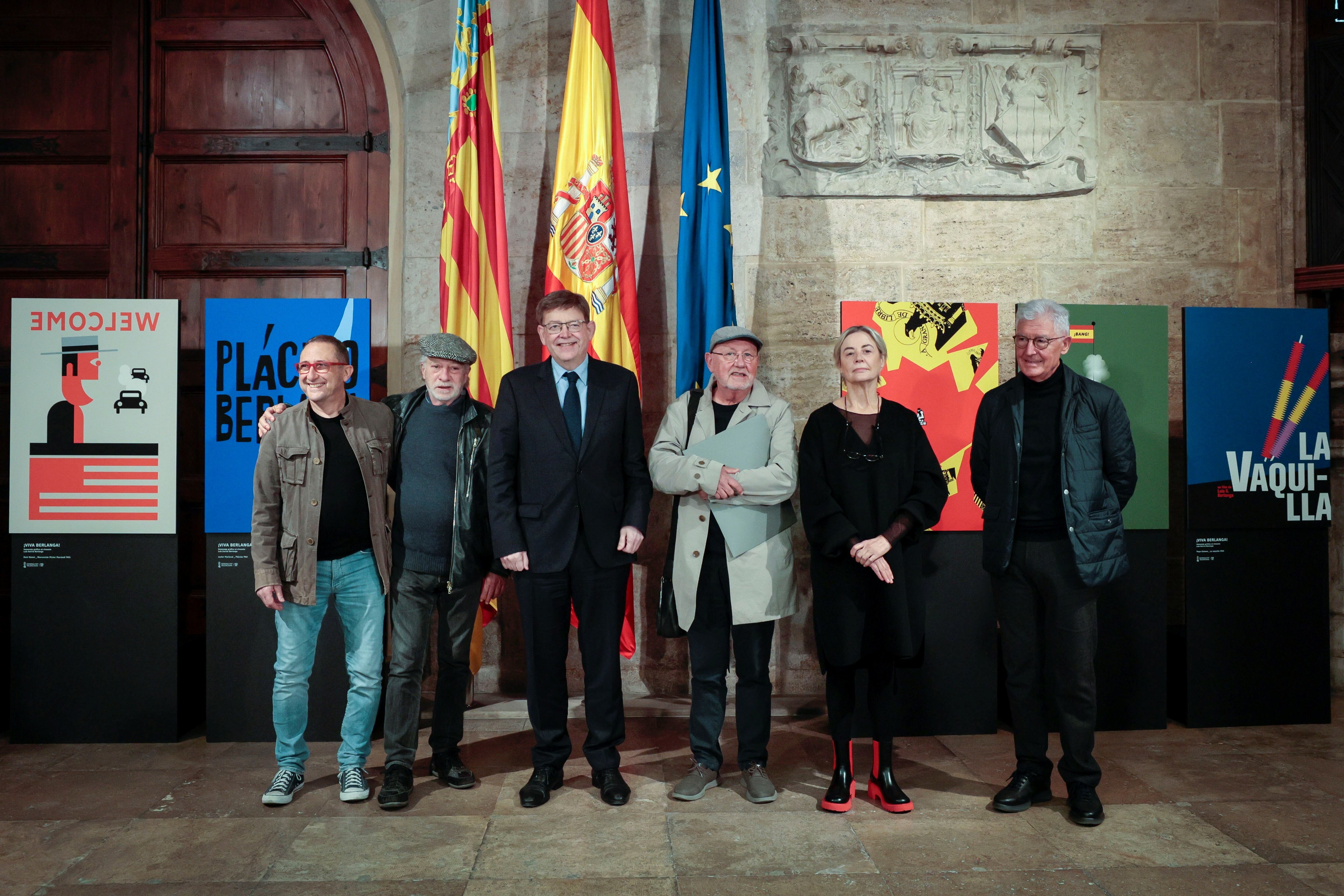 El president de la Generalitat, Ximo Puig, participa en la presentación del homenaje gráfico al cineasta Luis García Berlanga, en el que han participado los diseñadores de la Comunitat Valenciana galardonados con el Premio Nacional de Diseño, Dani Nebot (i), Javier Mariscal (2i), Nacho Lavernia (3d), Marisa Gallén (2d) y Pepe Gimeno (d).