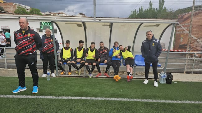 Banquillo del Jódar C.F. en Beas, con entrenador José Ramón Jódar, en primer plano, Justo Moya y Alfonso López Simarro