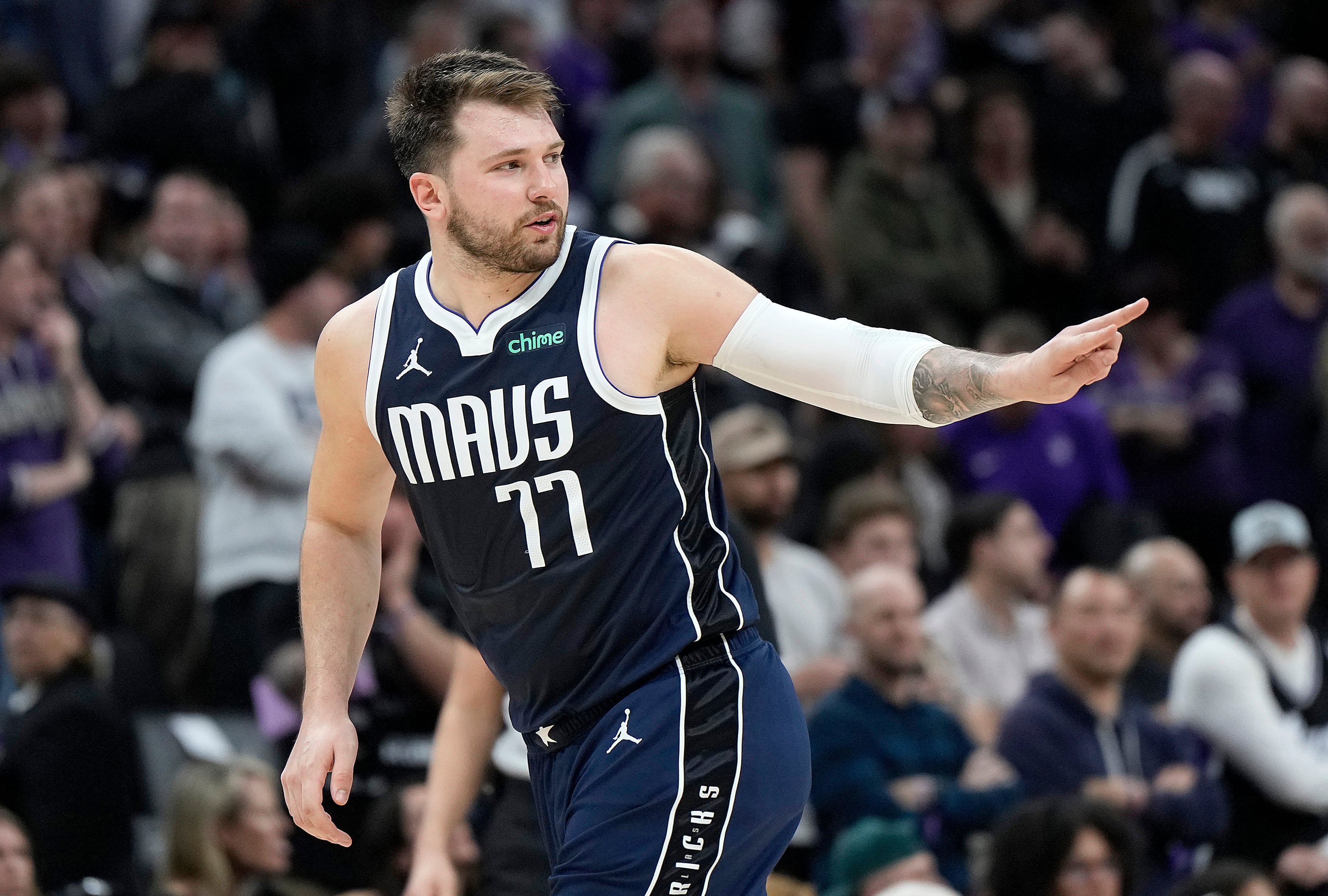 Luka Doncic celebra la victoria contra los Sacramento Kings