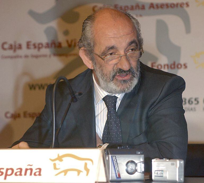 El presidente de Caja España en 2007, Santos Llamas, durante una rueda de prensa en León.