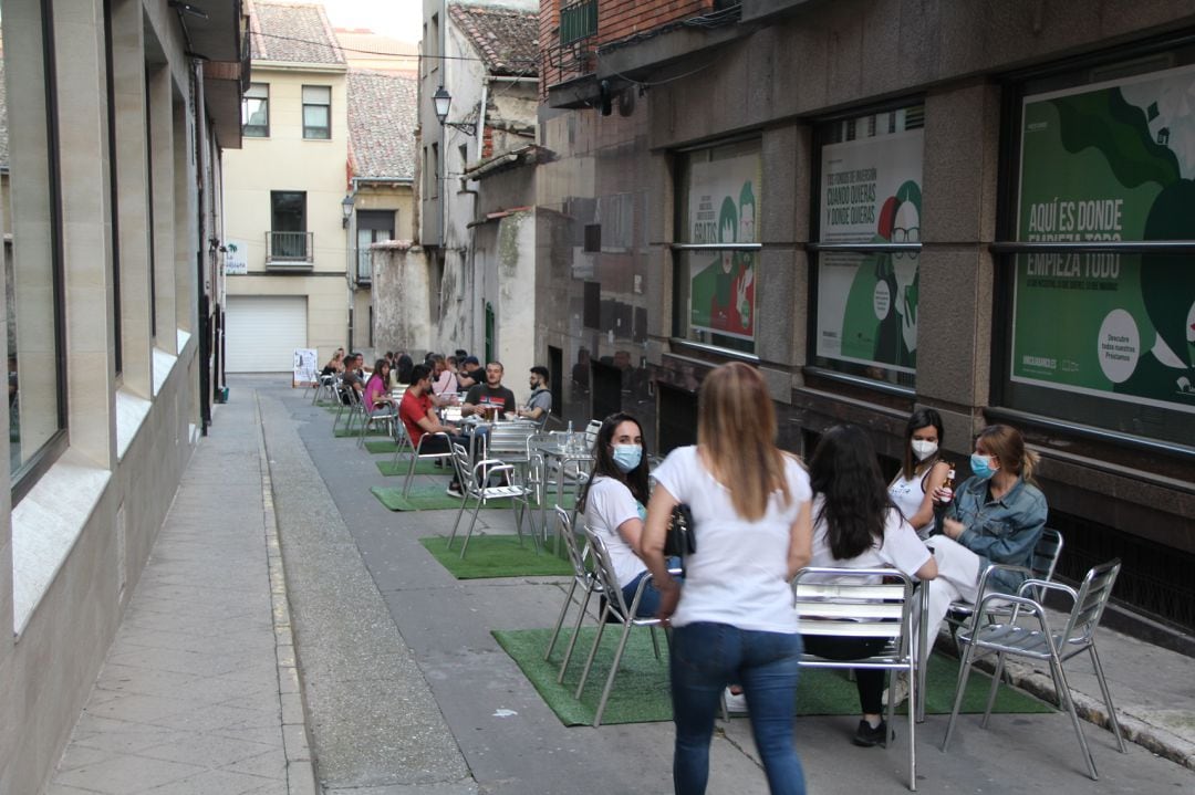 Terraza del bar La Gaviota con las mesas separadas en una distancia de 2 metros