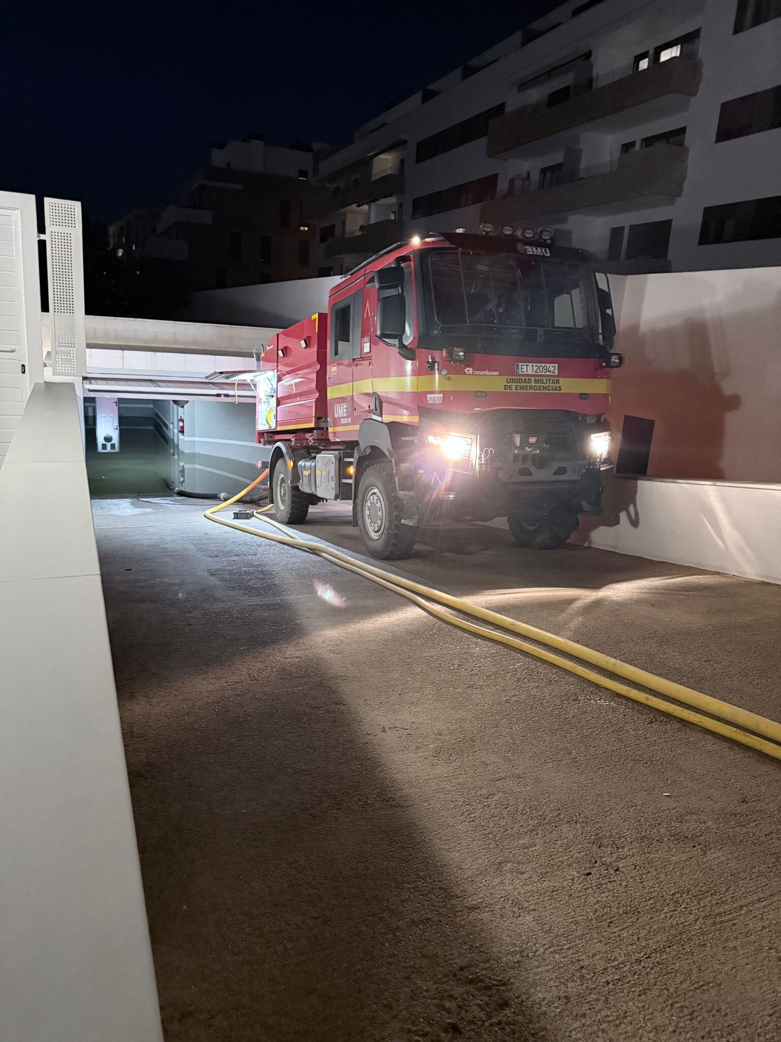 Camión de la UME en un garaje en Platja d&#039;en Bossa esta mañana