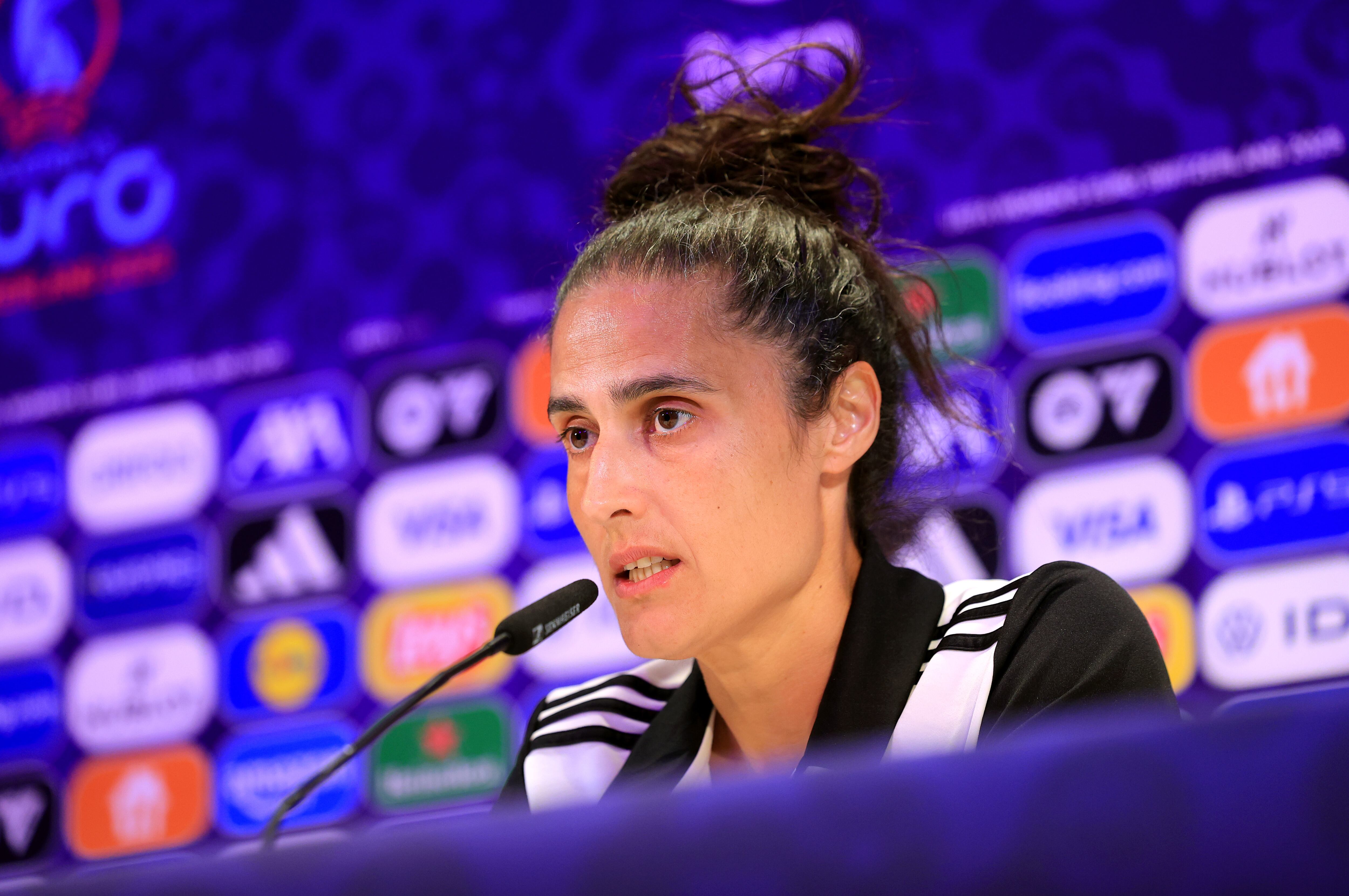 Montse Tomé, seleccionadora de España, habla con los medios antes del partido del Grupo B de la EURO Femenina 2025 entre Italia y España en Berna, Suiza.Foto: Fran Santiago - UEFA vía Getty Images