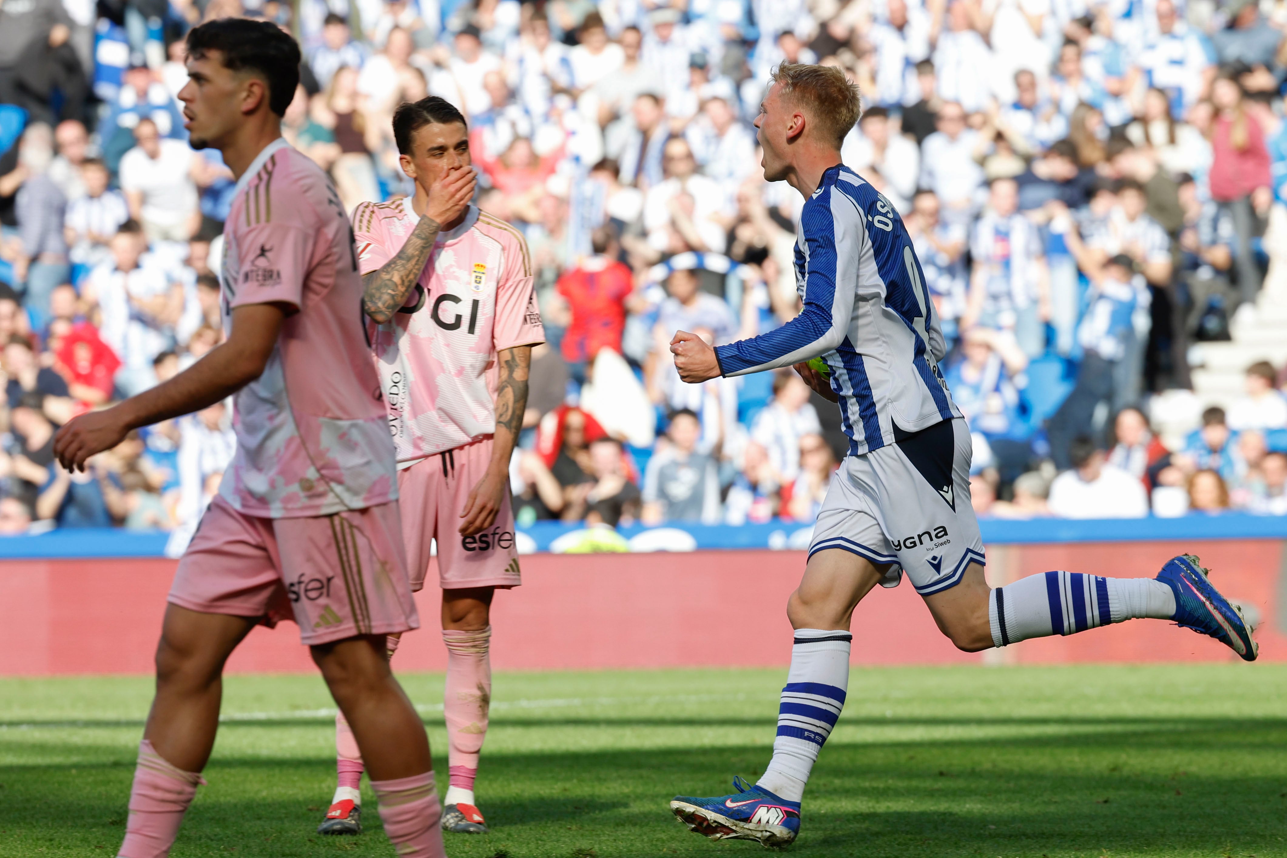 SAN SEBASTIÁN, 21/02/2026.- El delantero de la Real Sociedad Orri Óskarsson (C) celebra tras marcar el primer gol del equipo durante el partido de liga que enfrentó a la Real Sociedad y el Real Oviedo en el estadio Anoeta, este sábado. EFE/Juan Herrero