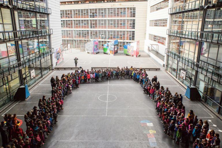 Alumnes de l'Escola Andorrana de Santa Coloma participant a la cantada general de l'himne nacional amb motiu del 25è Aniversari de la Constitució.