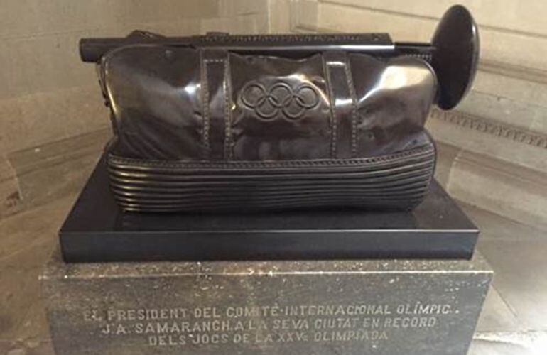 L'escultura en el seu estat original, on s'esmenta el càrrec que va ostentar Joan Antoni Samaranch