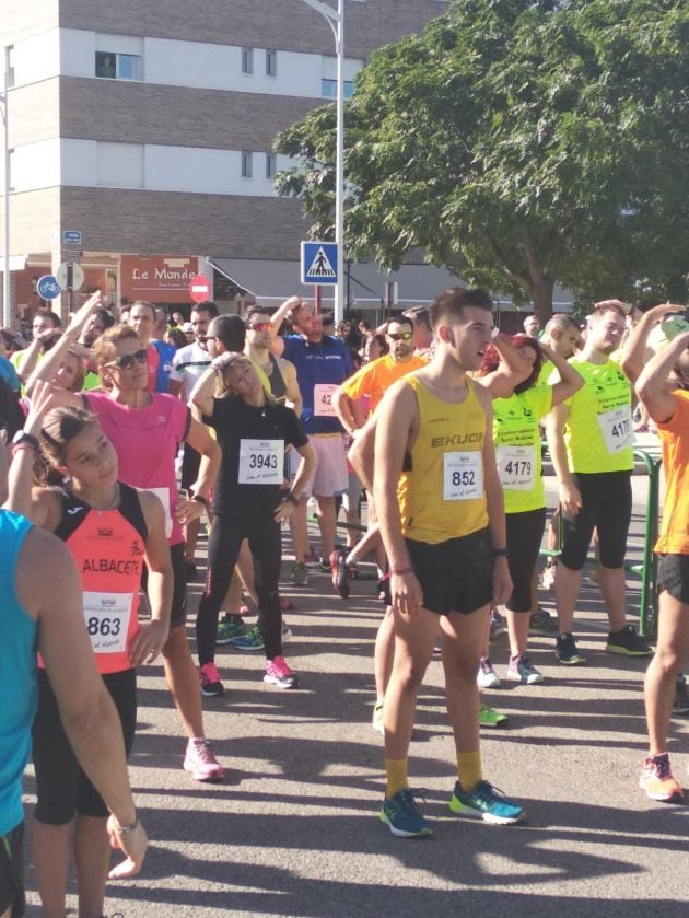 Corredores participando en la carrera del barrio de Medicina de Albacete a favor de la Fundación Diabetes Cero