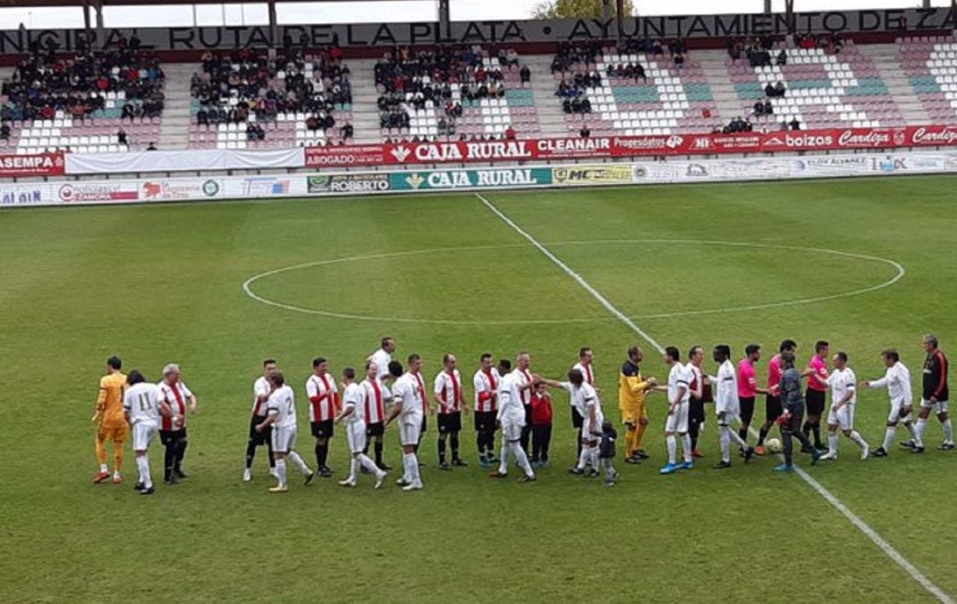 Saludo antes del inicio del encuentro