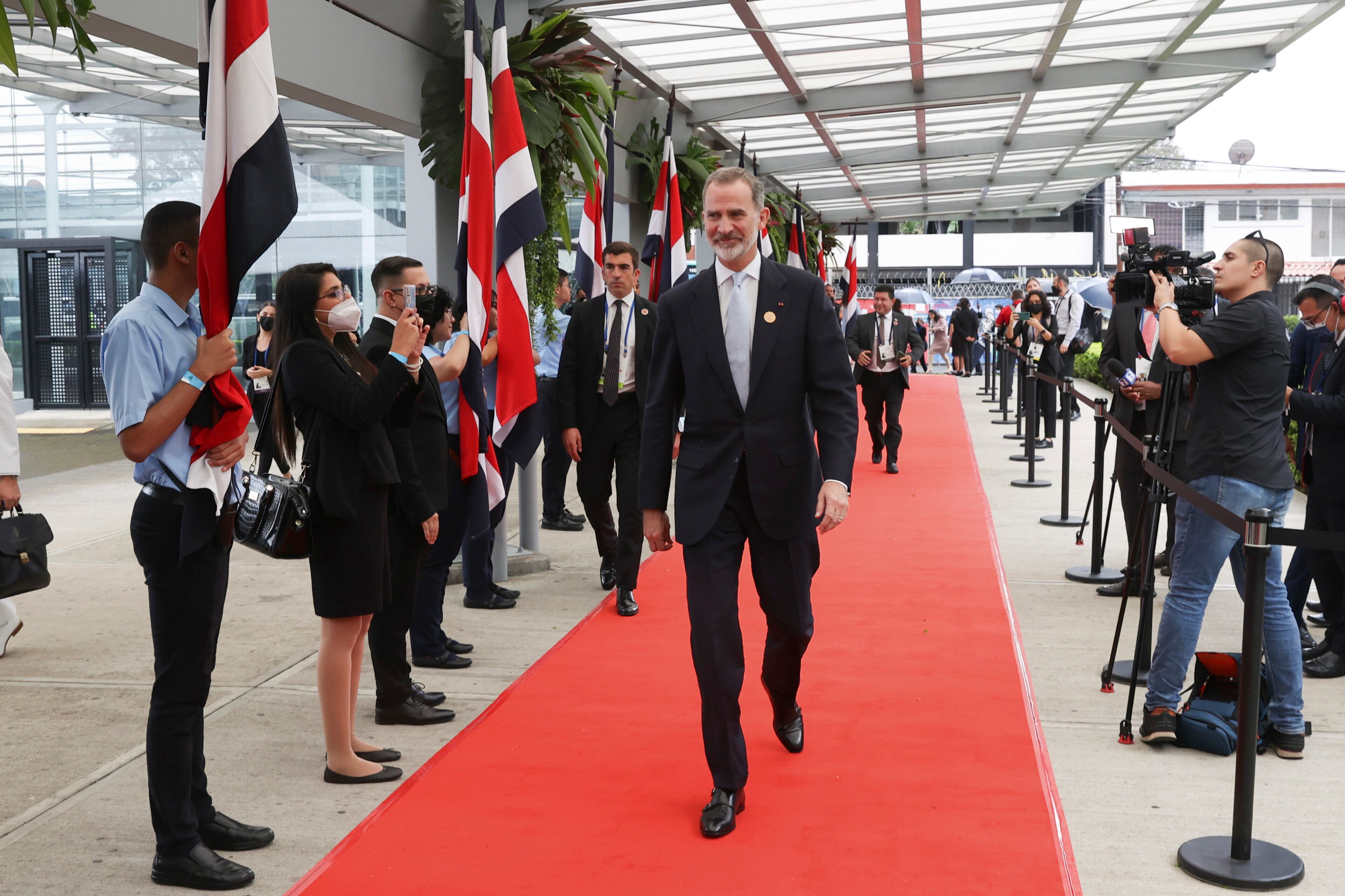 El Rey Felipe VI (c) a su llegada al cóctel que presidente de la República de Costa Rica, Rodrigo Chaves, ha ofrecido tras su investidura, hoy domingo en San José, Costa Rica.-