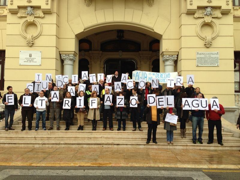 Protesta contar el tarifazo del agua ante el Ayuntamiento de Málaga