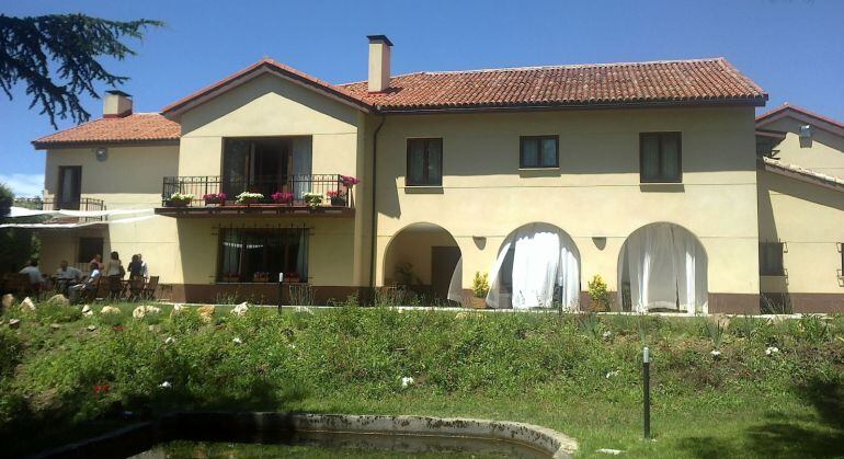 Fachada de una casa rural