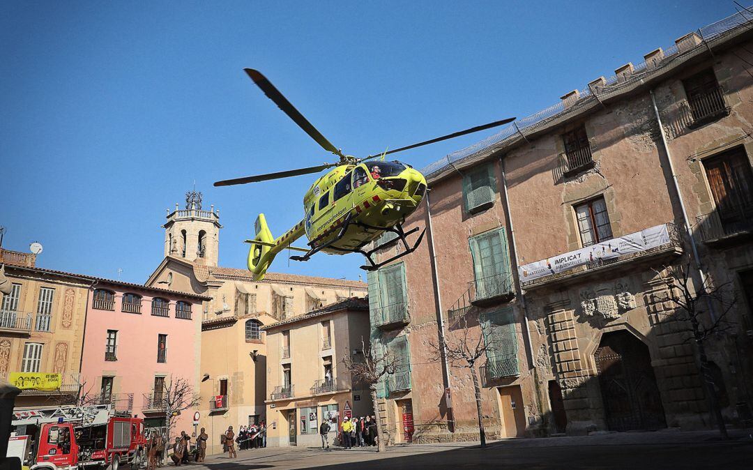 Un helicóptero medicalizado evacúa los heridos graves en Centelles, ante el campanario en el que se ha producido la explosión 