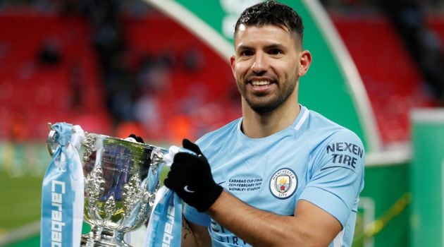 Sergio Agüero posa con el trofeo de la Capital One Cup