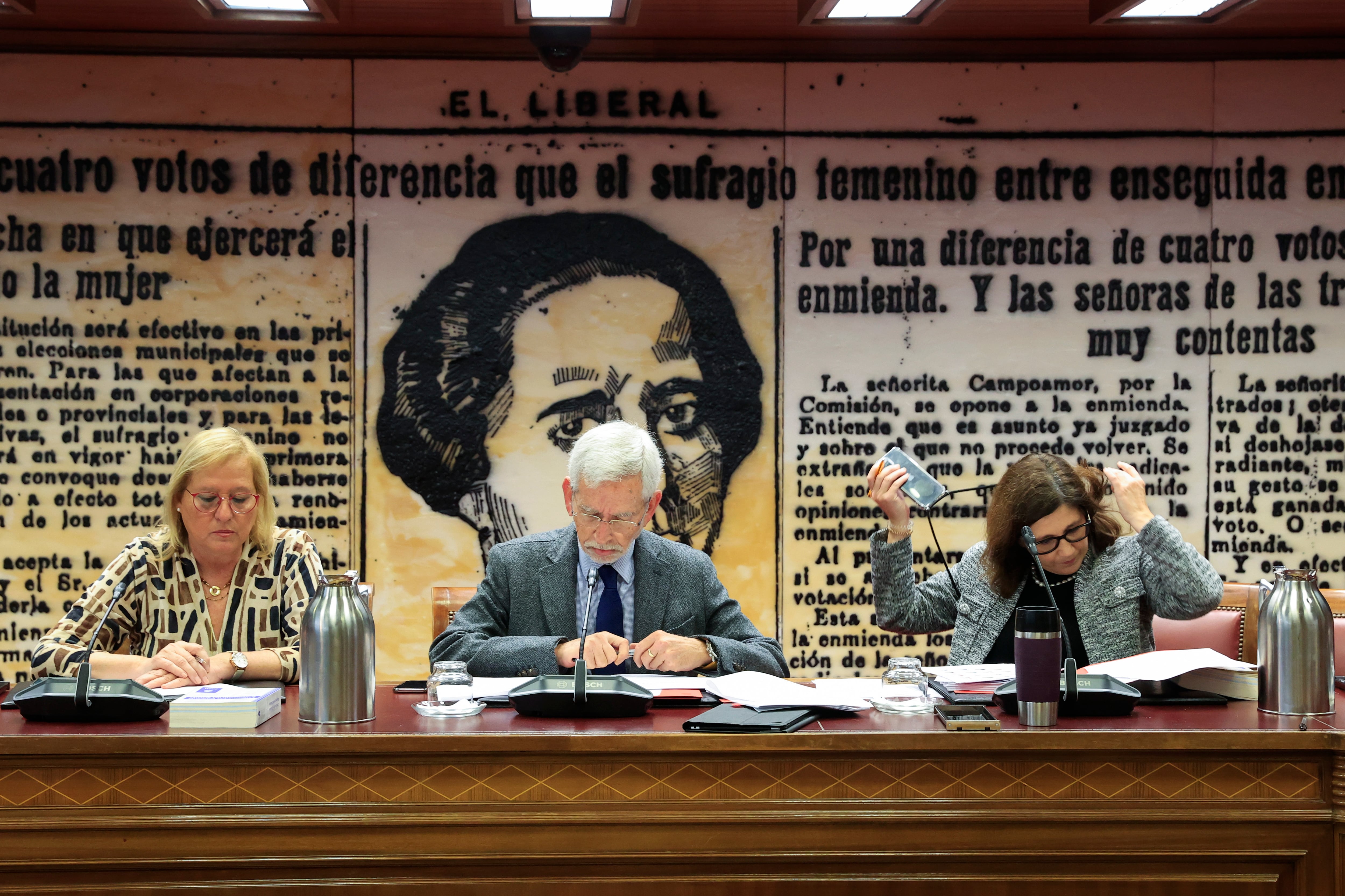 El presidente de la Comisión de Justicia del Senado, Joan Lerma, acompañado de las vicepresidentas primera, Paloma Alonso (i) y segunda María Salom.