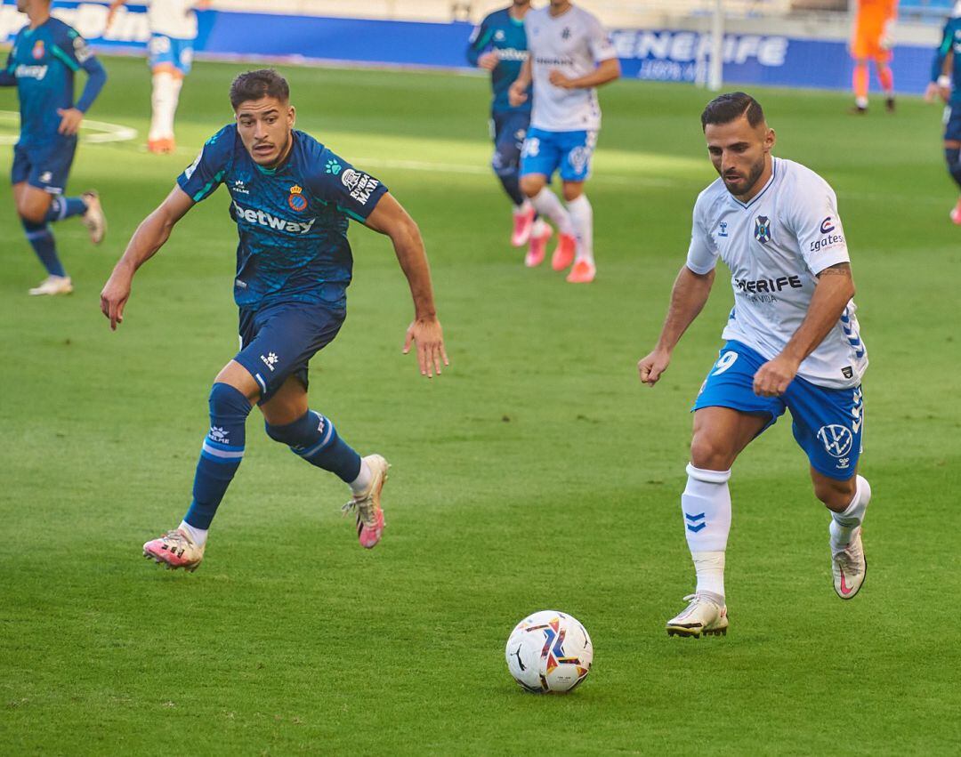 Nono controla un balón ante la presencia de un rival