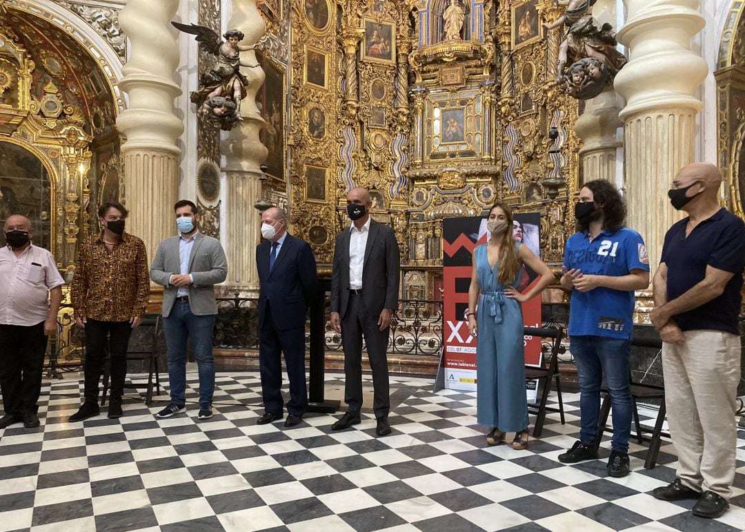 De izquierda a derecha, ante el retablo barroco de San Luis de los Franceses, Antonio Zoido, Dorantes, Alejandro Moyano, Fernando Rodríguez Villalobos, Antonio Muñoz, Patricia Guerrero, Fahmi Alqhai y Juan Dolores Caballero, director escénico de la cita del 16 de septiembre