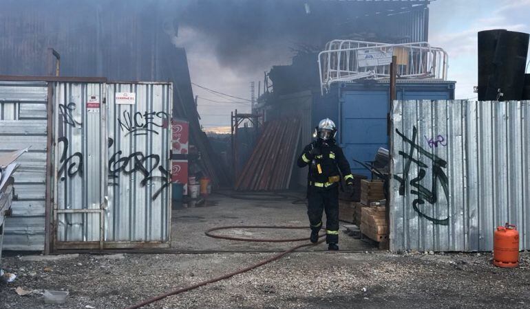 Los bomberos han evitado que el fuego se extendiera por más naves industriales