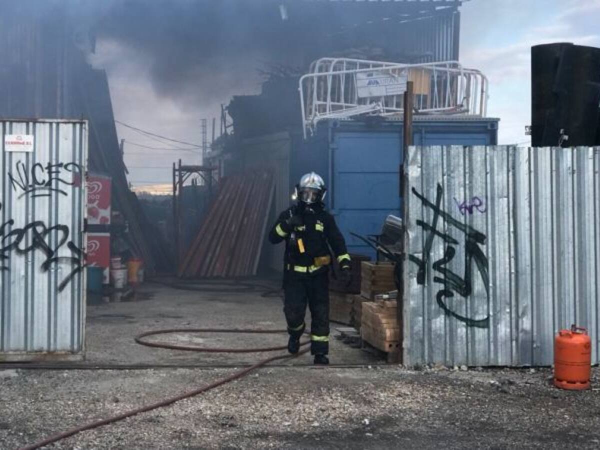 Dos intoxicados en el incendio de dos naves industriales