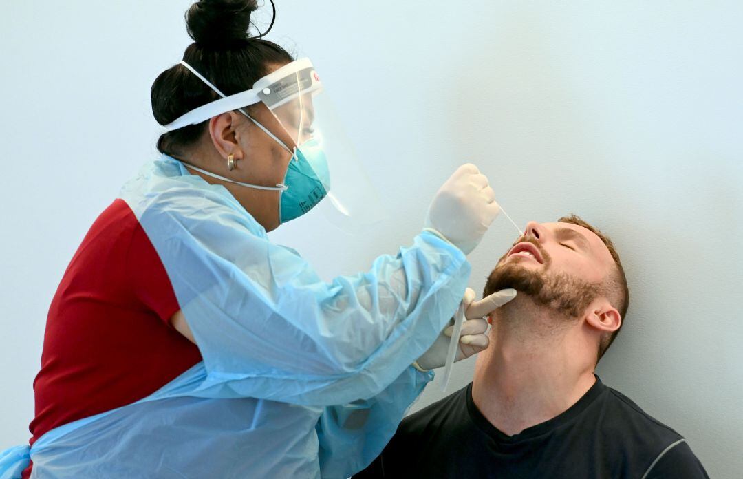 La cifra de contagiados se mantiene por encima de los 300