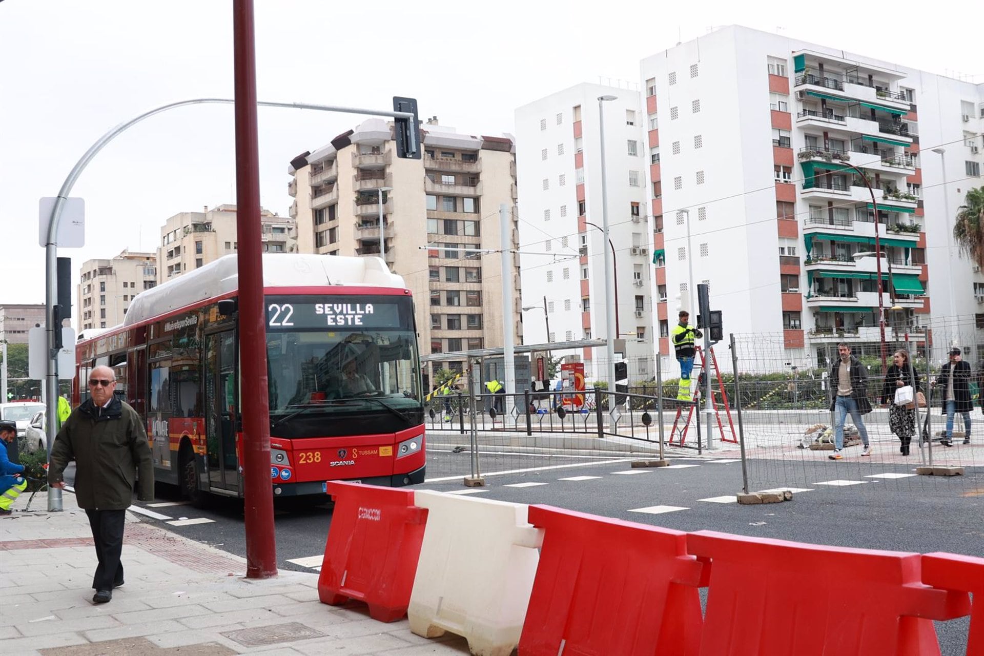 Un autobús de Tussam circulando por la avenida de San Francisco Javier, en Sevilla/ FRANCISCO J. OLMO / EUROPA PRESS