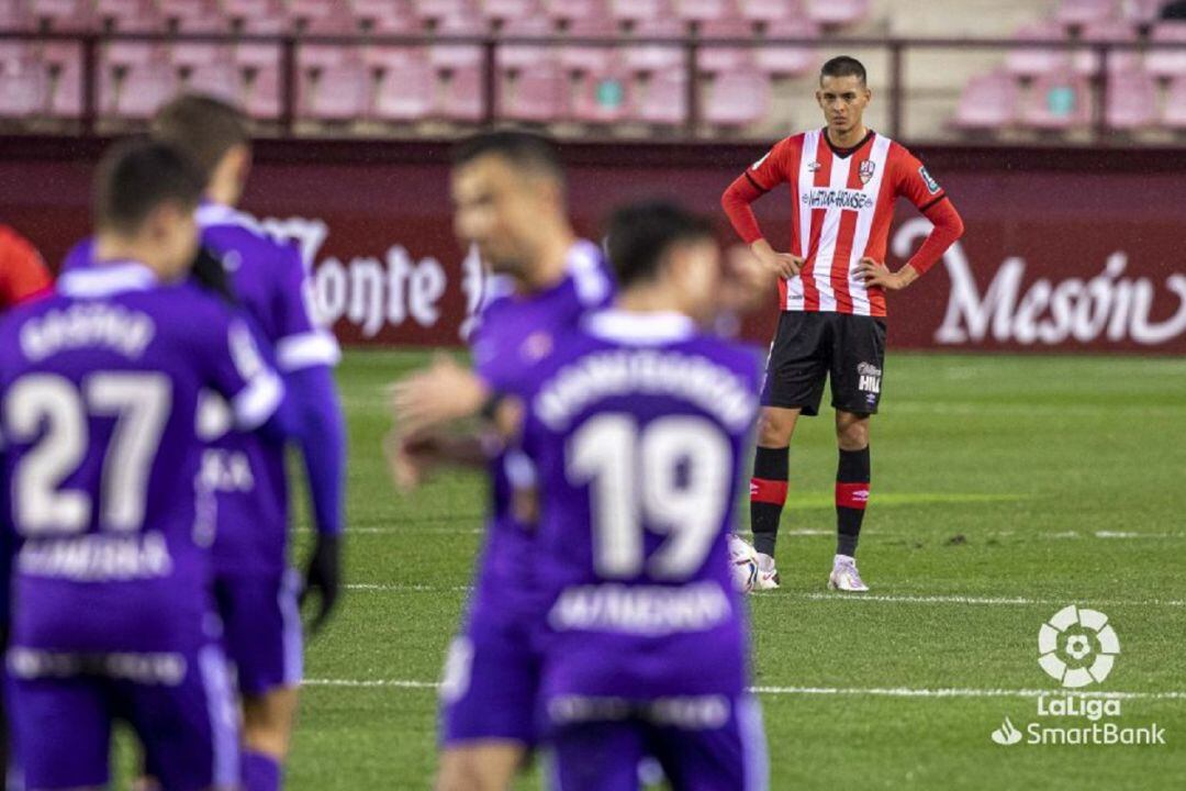 Leo Ruiz observa la celebración de uno de los goles del Sporting.
