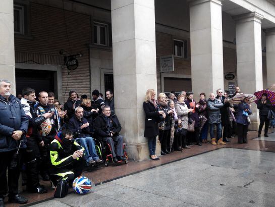 Los asistentes se han refugiado de la lluvia en los porches de la Plaza del Pilar