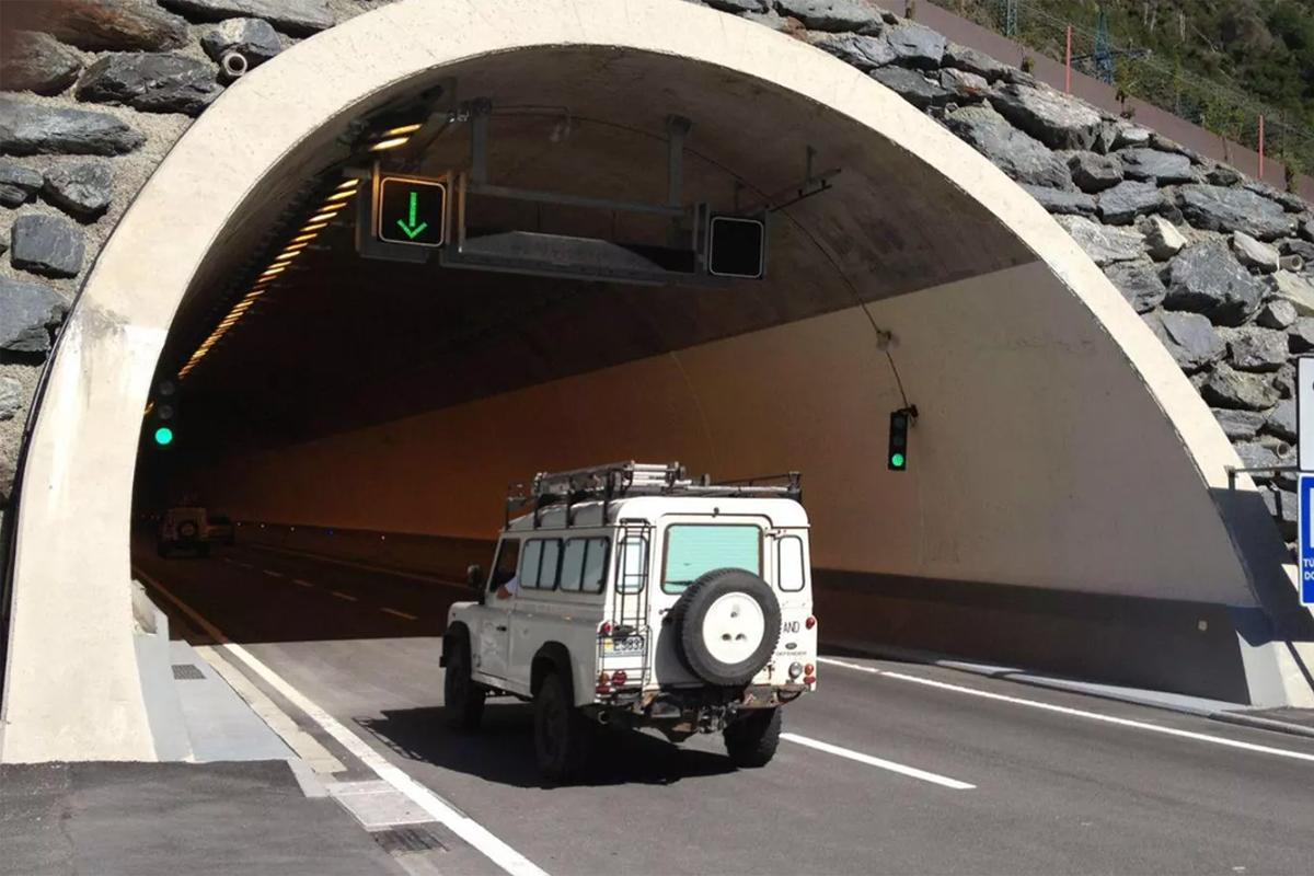 Un vehicle circulant pel túnel dels Dos Valires.