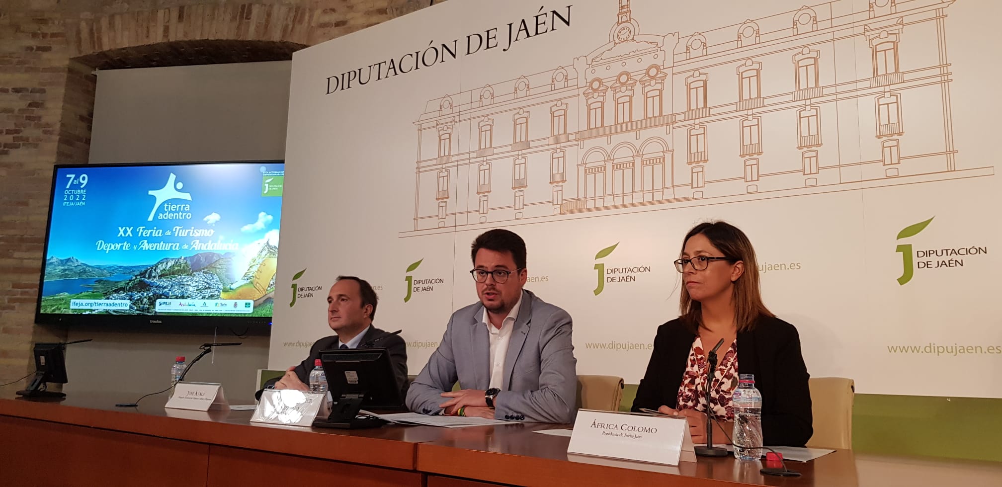 De izquierda a derecha, el delegado de Turismo de la Junta, José Ayala; el diputado de Promoción y Turismo, Francisco Javier Lozano; y la presidenta de Ferias Jaén, África Colomo.