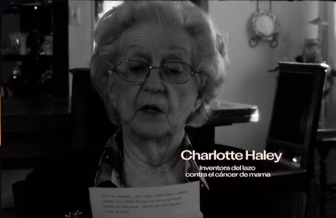 Charlotte Haley, inventora del lazo contra el cáncer de mama.