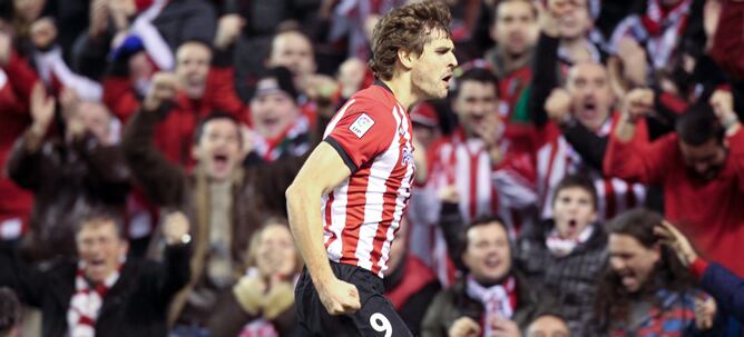 El delantero del Athletic de Bilbao Fernando Llorente celebra la consecución del primer gpl de su equipo ante el Real Mallorca, durante el partido de ida de cuartos de final de Copa del Rey celebrado en el campo de San Mamés