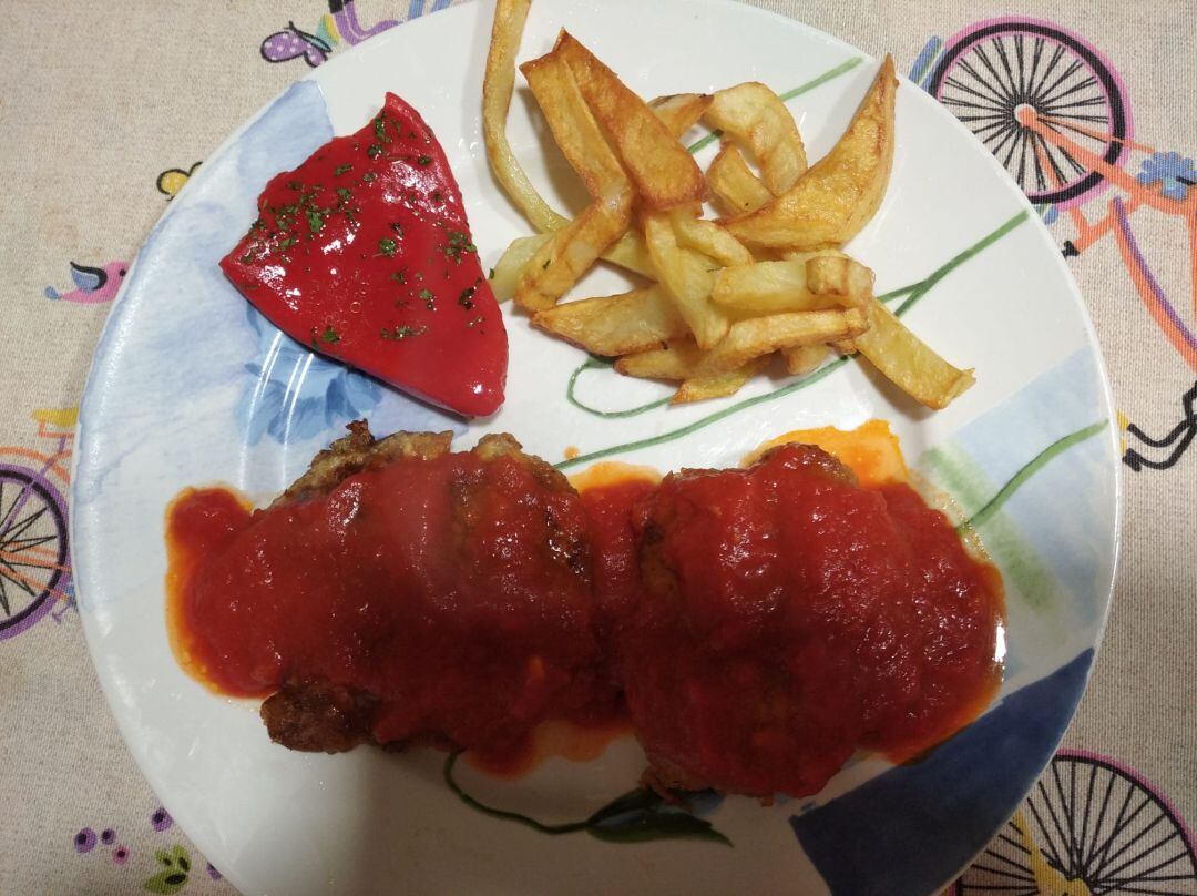 Filetes rusos con queso en salsa de tomate