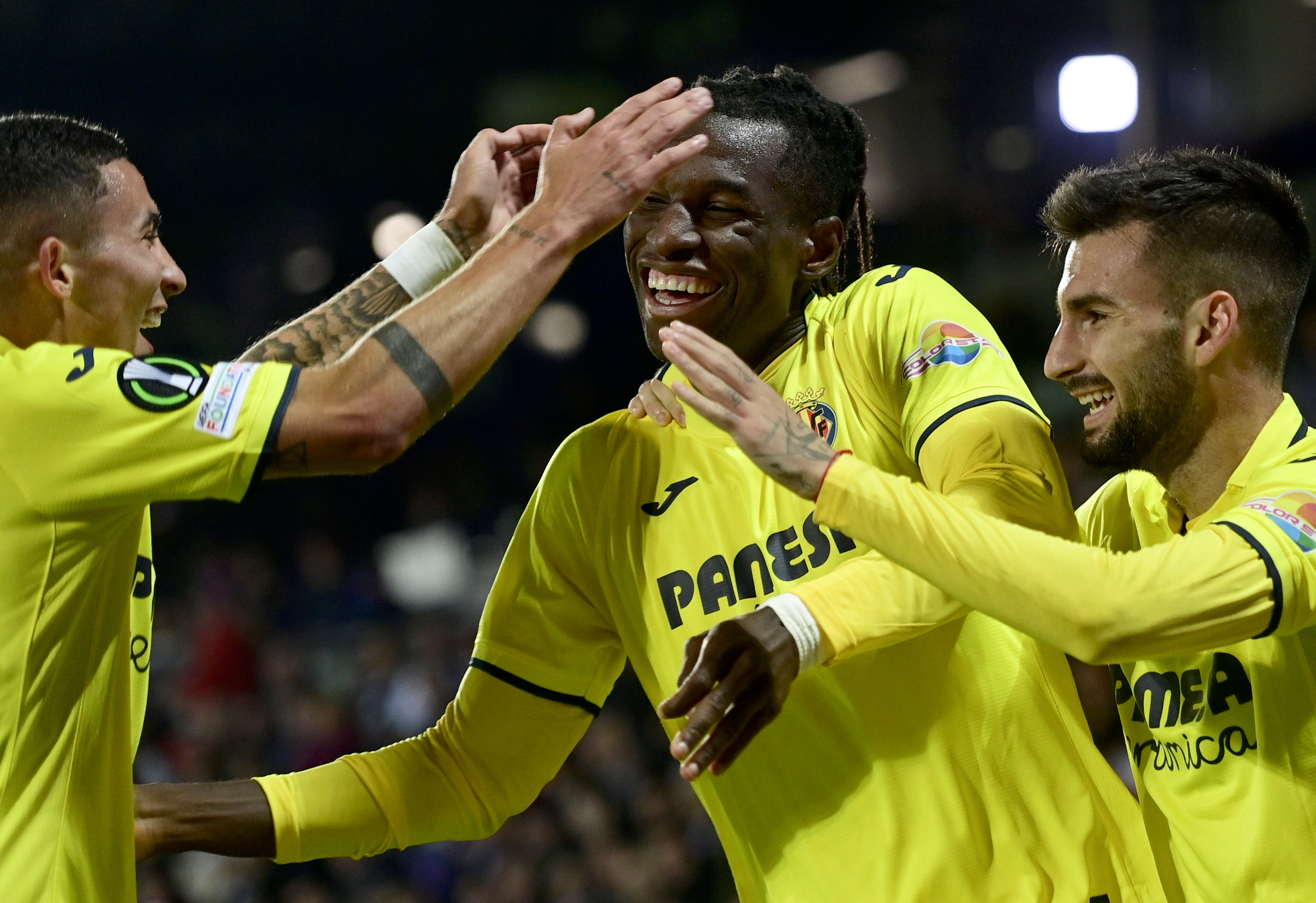 Vienna (Austria), 13/10/2022.- Nicolas Jackson (C) of Villarreal CF celebrates with teammates after scoring the 0-1 lead during the UEFA Conference League group C soccer match between Austria Vienna and Villarreal CF in Vienna, Austria, 13 October 2022. (Viena) EFE/EPA/CHRISTIAN BRUNA
