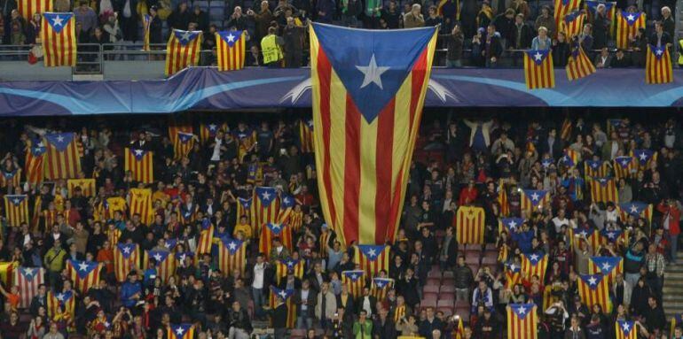 Esteladas en el Camp Nou.