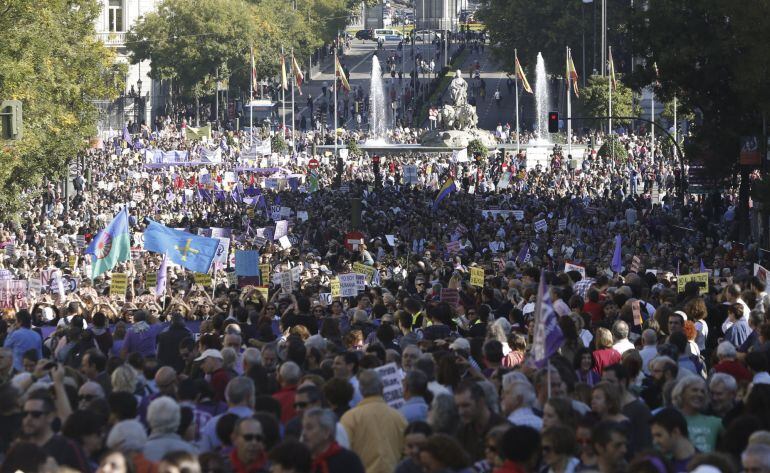 Las calles de Madrid han acogido hoy a miles de personas que se manifestan en la primera gran movilización nacional contra las "violencias machistas", una marcha del movimiento feminista a la que se han sumado todos los grandes partidos, sindicatos y dist