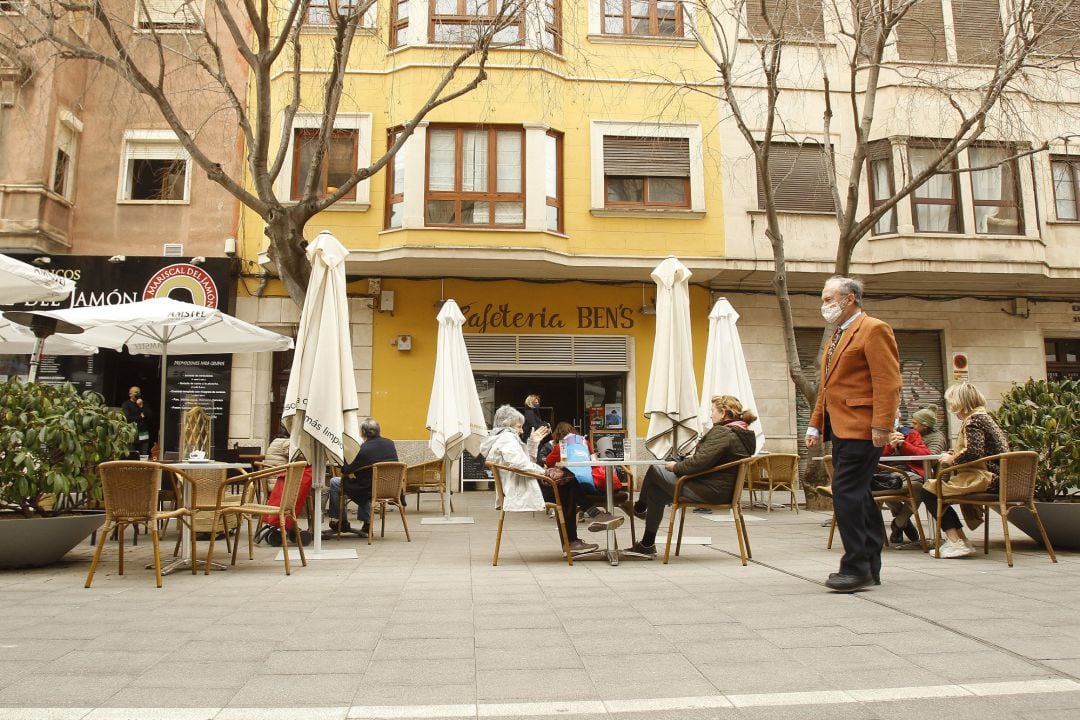 Varias personas en la terraza de un bar en Palma, Mallorca.