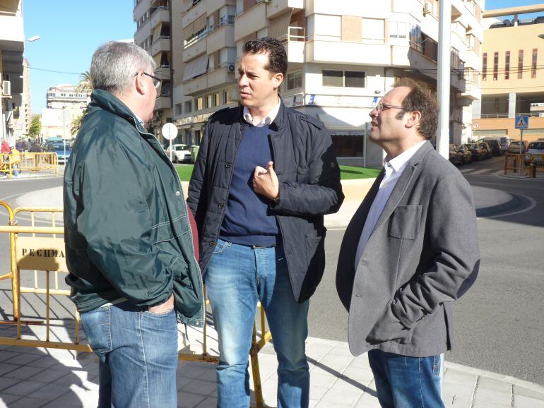 El alcalde de Elda, Rubén Alfaro, y el concejal de Inversiones y Obras, Eduardo Vicente(d.), charlan con el técnico responsable de la obra 