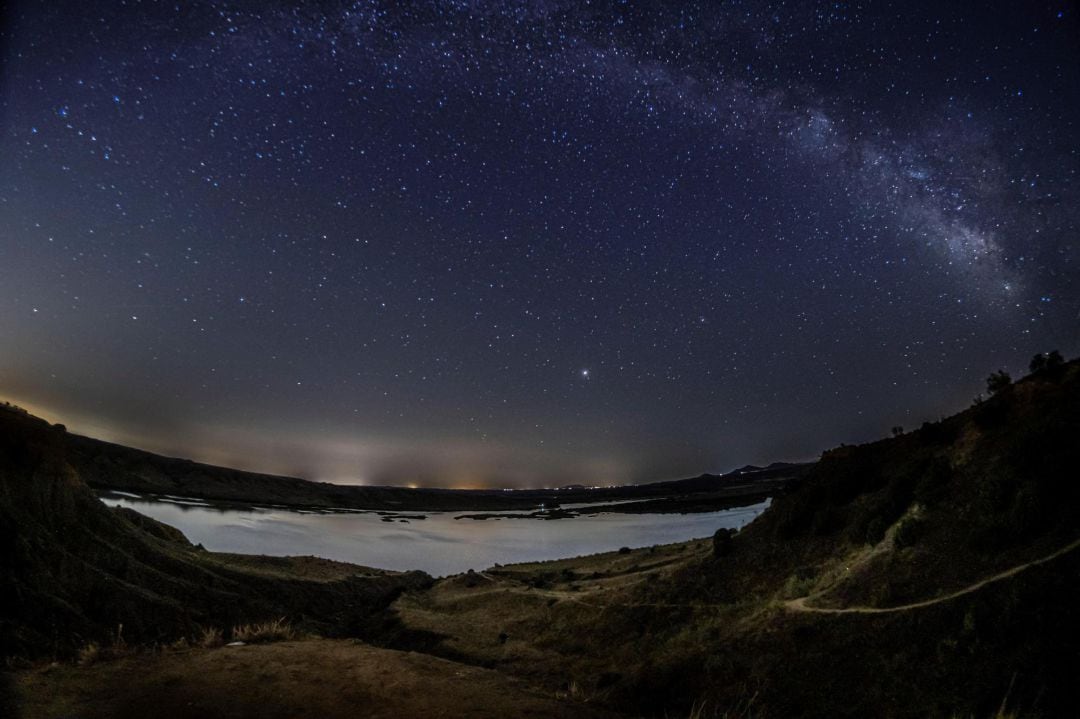 GRAF986. TOLEDO, 08 08 2021.- Se acerca una de las lluvias de estrellas más famosas del año: las perseidas ya aparecen en el cielo nocturno, pero el mejor momento para contemplarlas será la noche del 12 al 13 de agosto, una ocasión para la que no se neces