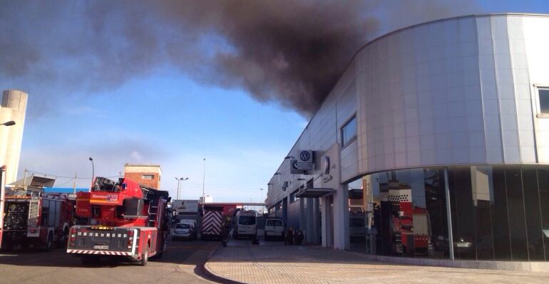 Moment de l'incendi, amb una notable columna de fum que s'ha pogut veure de diferents indrets de la ciutat de Lleida