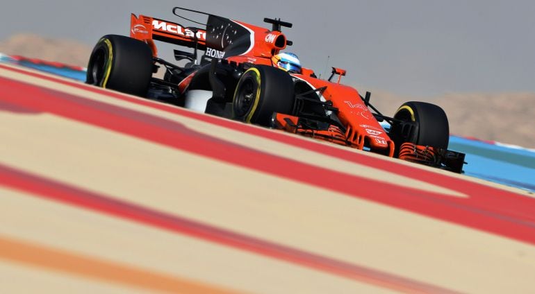 Fernando Alonso, durante los entrenamientos libres en Bahrein