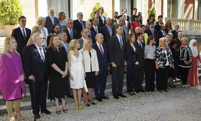 Los reyes Felipe IV y Letizia, junto al ministro del Interior, Jorge Fernández Díaz y los representantes de una veintena de asociaciones y fundaciones de víctimas del terrorismo.