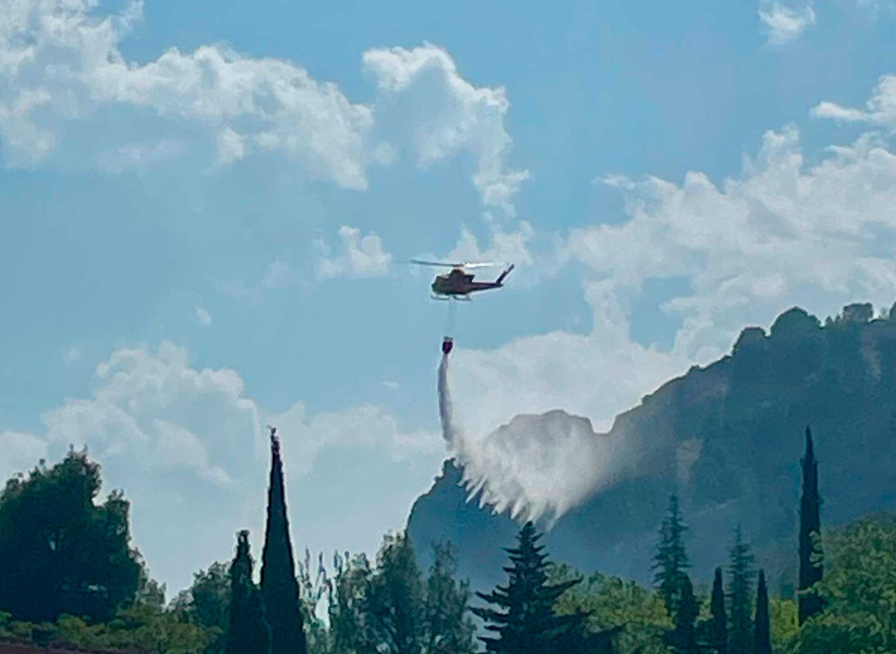 Un helicóptero en plena tarea de extinción del incendio