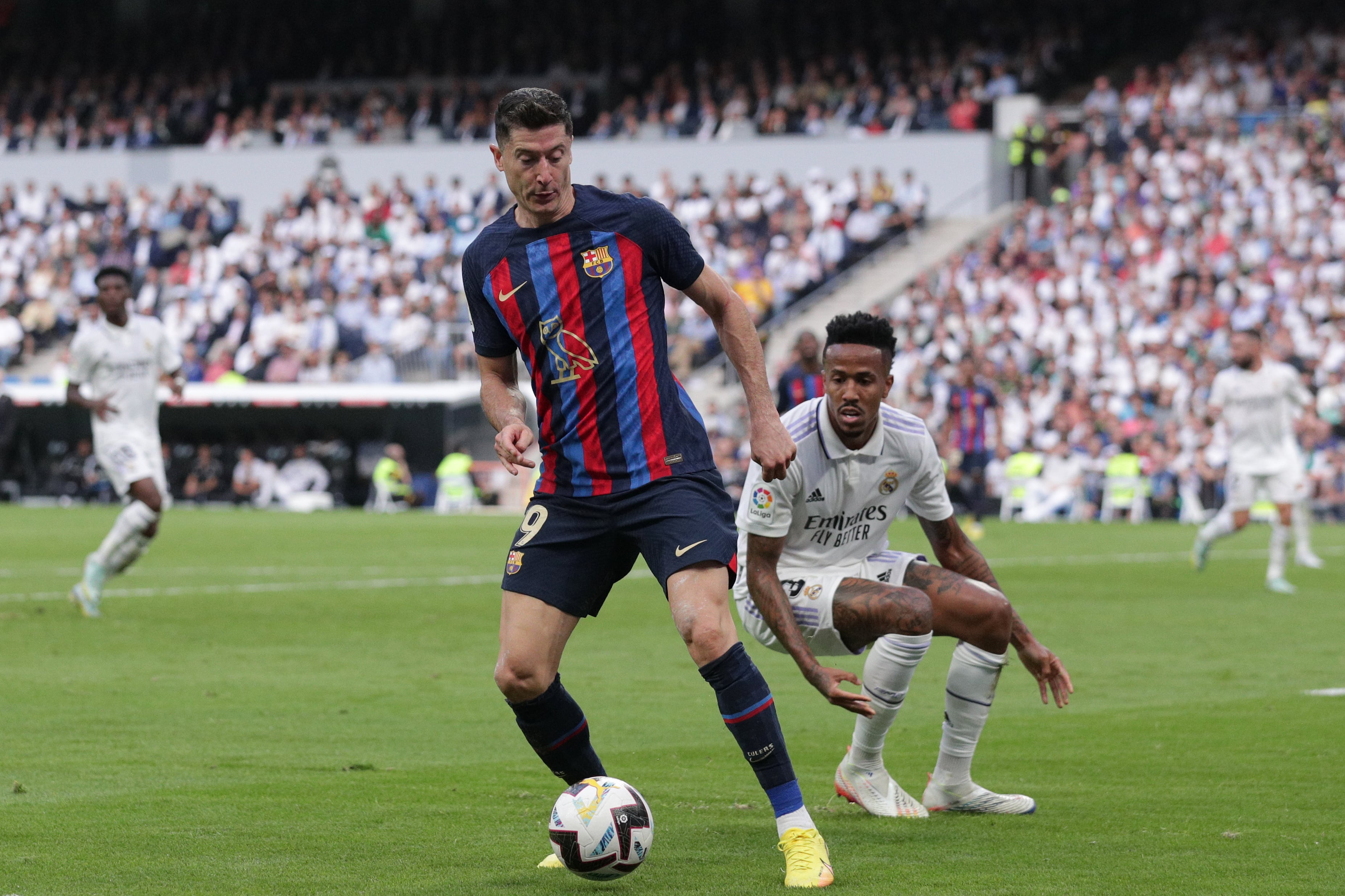 Robert Lewandowski y Militao durante el clásico del Real Madrid - Barcelona. Getty Images