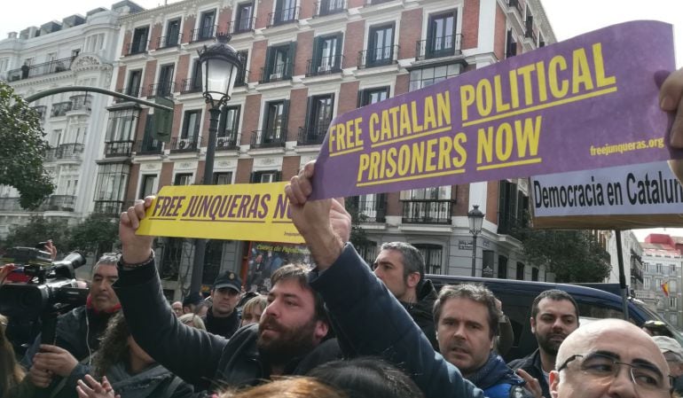 Manifestantes en la puerta del Supremo apoyando a Rovira y Pascal