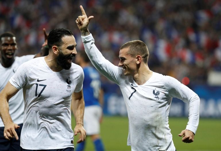 Griezmann celebra un gol con Adil Rami. 