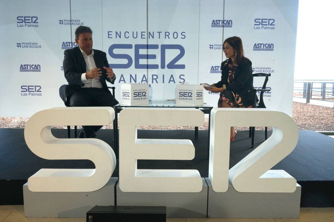 El candidato socialista al Cabildo de Gran Canaria, Luis Ibarra, junto a la directora regional de la Cadena SER en Canarias, Lourdes Santana.