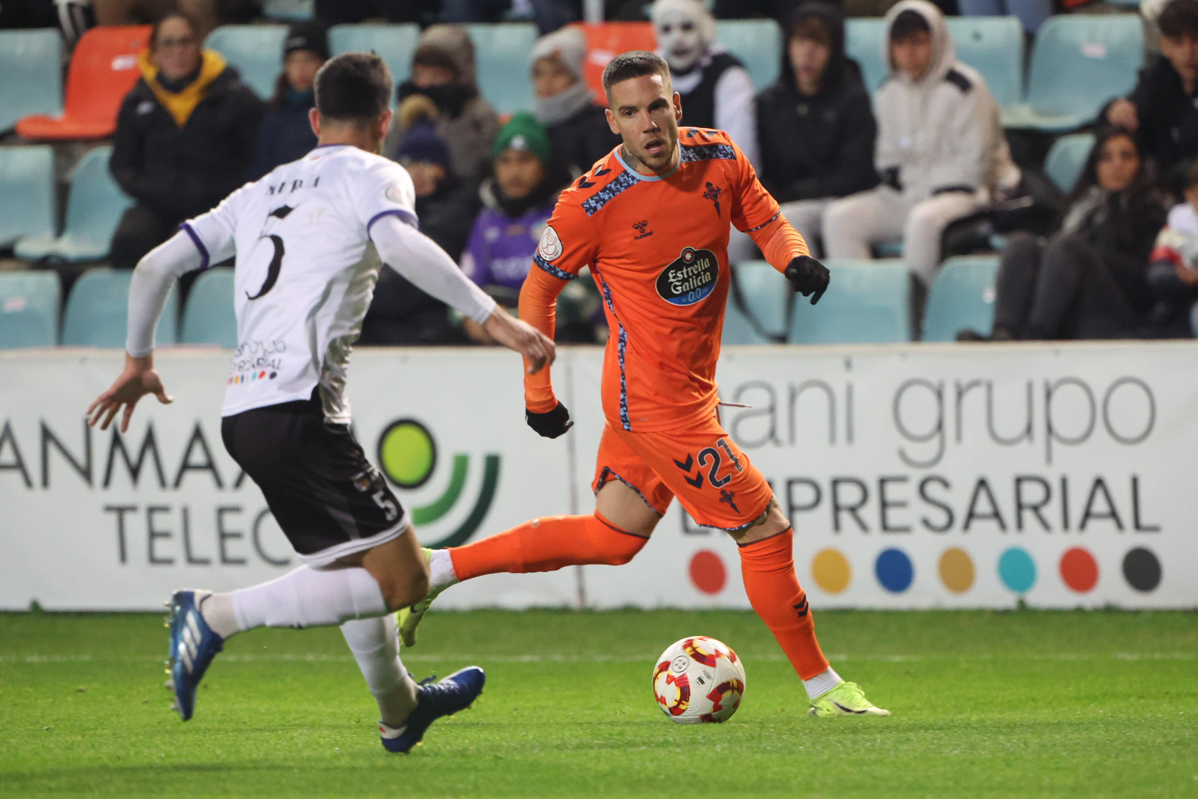 SALAMANCA, 03/12/2024.- El defensa serbio del Celta Mihailo Ristic (d) se escapa de Javier Murua, del Salamanca UDS, durante el encuentro de segunda ronda de Copa del Rey que Salamanca UDS y Celta de Vigo disputan este martes en el estadio Helmántico, en Salamanca. EFE/ JM García
