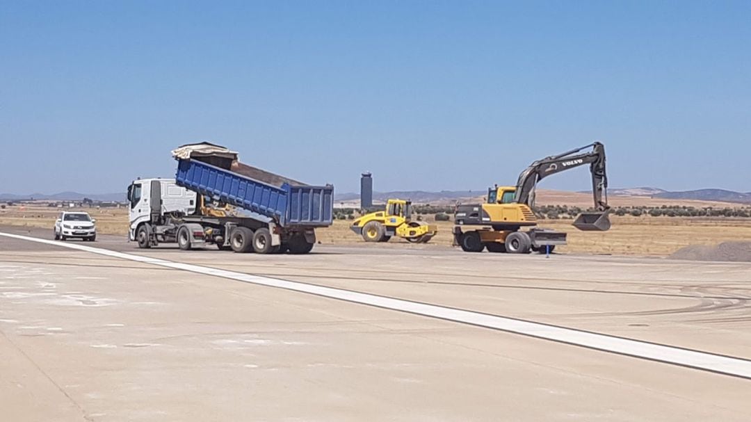 Imagen de las obras en la cabecera de la pista 28 del aeropuerto de Ciudad Real 