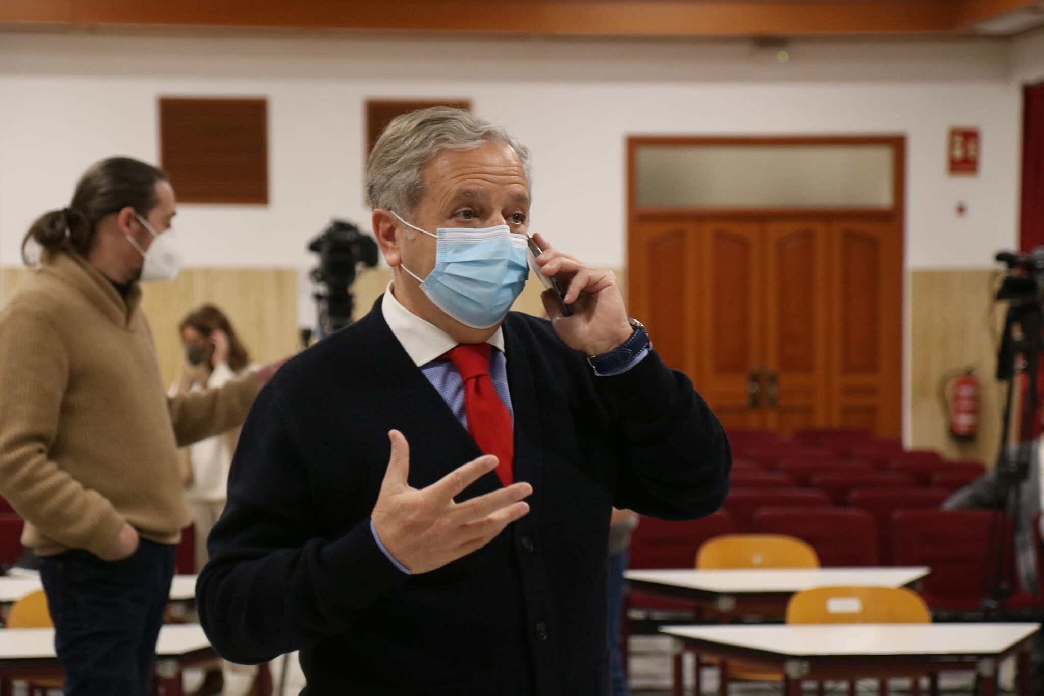 El responsable de Hacienda y Urbanismo del Ayuntamiento de Córdoba, Salvador Fuentes, durante un receso del pleno